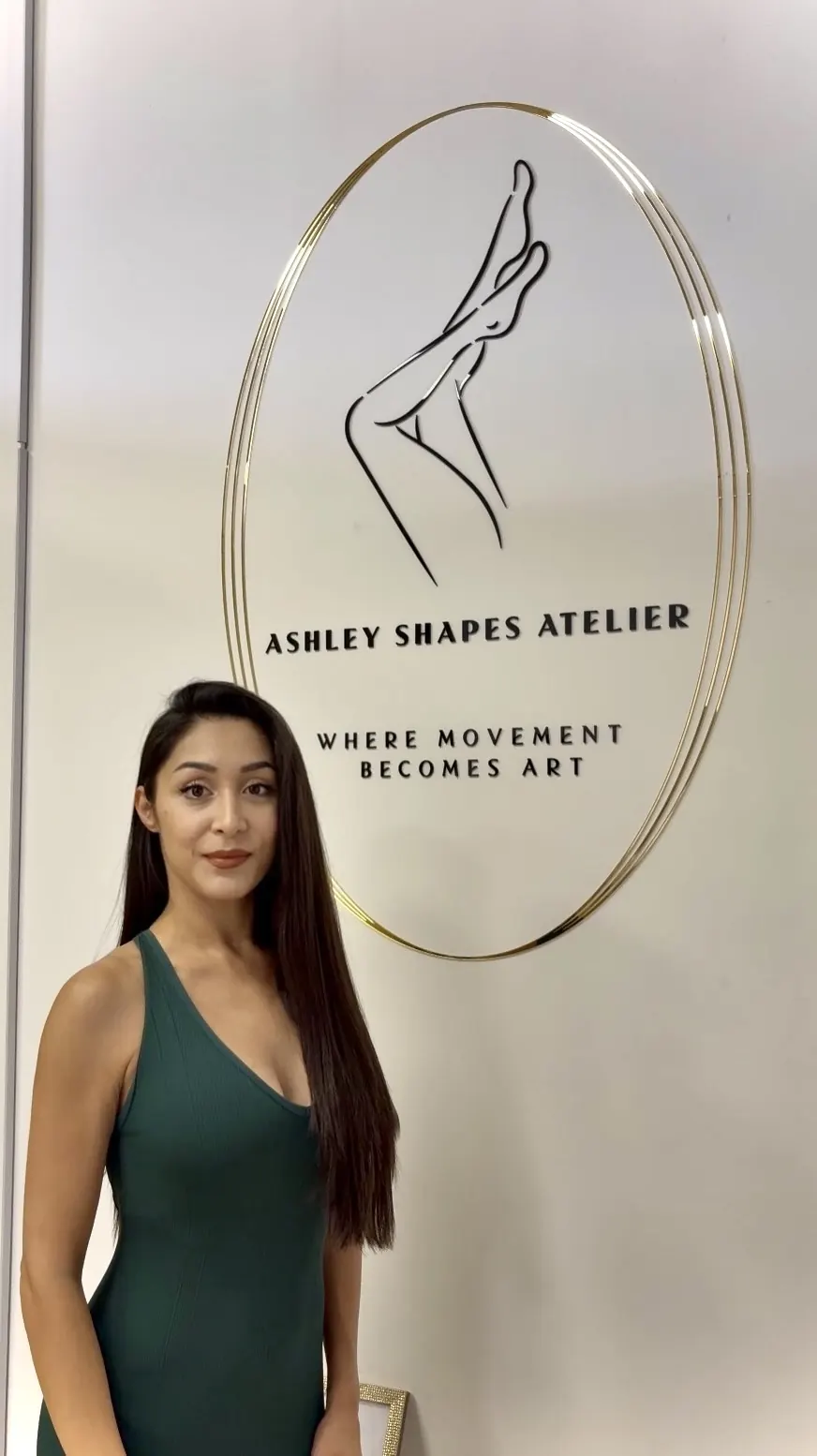 Инструктор пред логото на Ashley Shapes Atelier